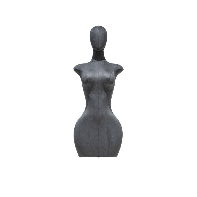 Mezzo modello femminile grassottello del corpo usato per l'esposizione del corpo dell'abbigliamento con la curva naturale del corpo per l'esposizione del deposito